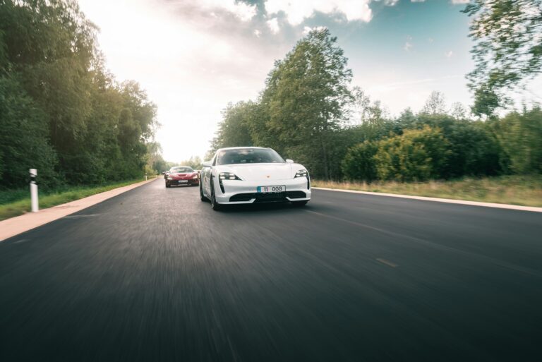 Wallbox im Vergleich zu öffentlichen Ladesäulen