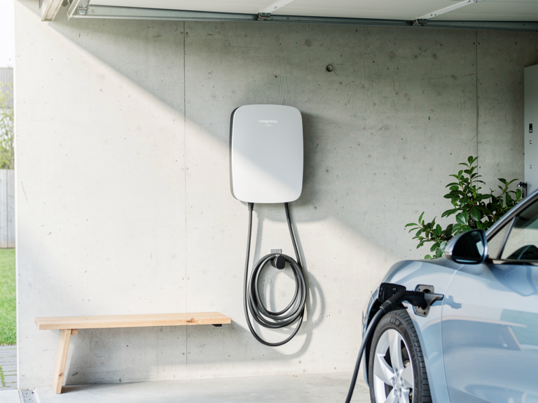 Charge Amps Halo Portable mobile Ladestation mit skandinavischem Design und langem Kabel