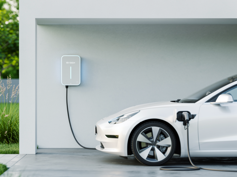 EVBox Livo 22 kW Wallbox an Hauswand montiert mit Ladekabel