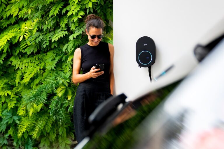 Moderne intelligente Wallbox für effizientes und kostensparendes Laden zuhause