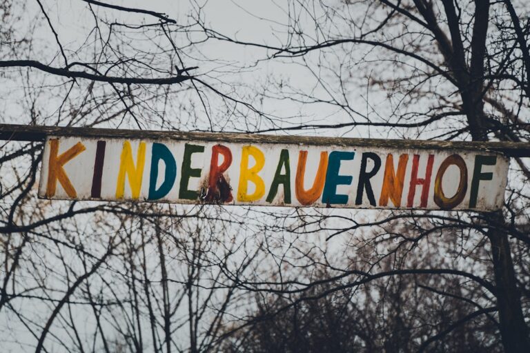 junges Paar hält Babybauch in hellem Wohnzimmer bei unerfülltem Kinderwunsch