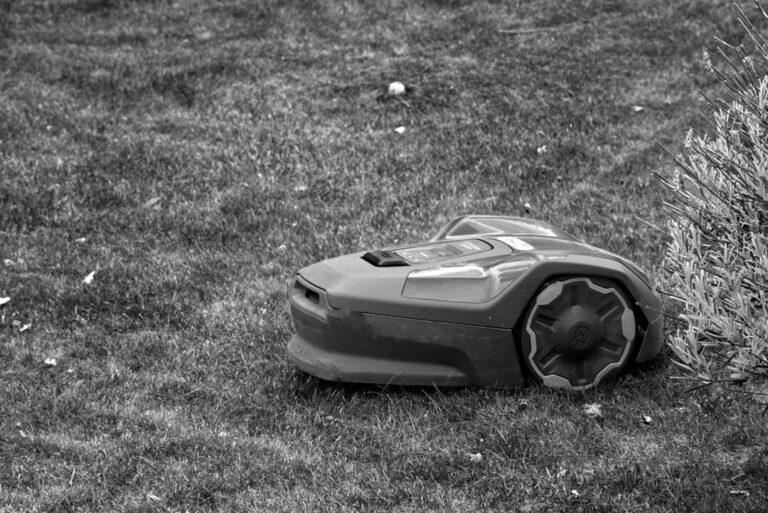 Rasenmäher Roboter laden effizient an moderner Wallbox im Gartenhaus