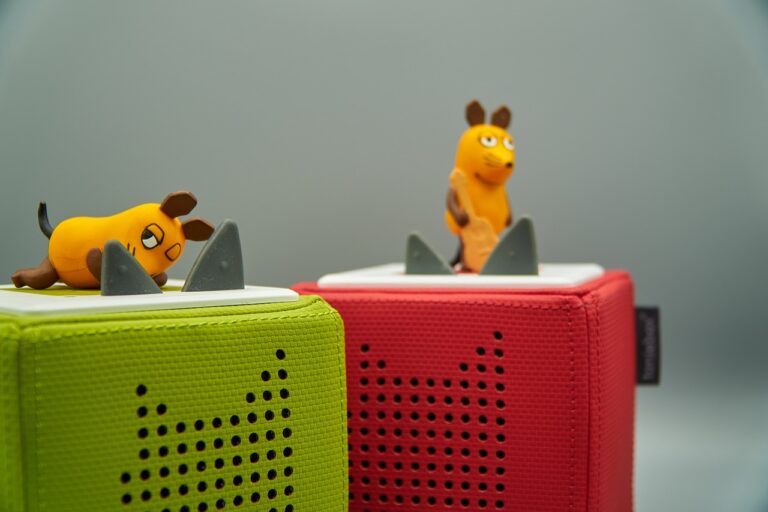 Toniebox und Wallbox verbinden leicht gemacht für mehr Kinderhörspaß Toniebox neben moderner Wallbox zum einfachen Aufladen für mehr Kinderhörspaß