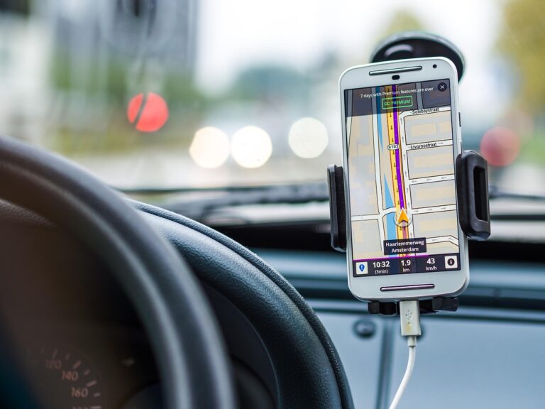 Smartphone mit Wallbox App zur Steuerung und Überwachung der Ladestation im Alltag