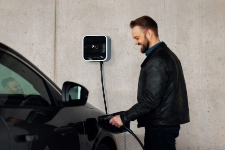 Wallbox im Carport sicher und wettergeschützt installiert für effizientes Laden
