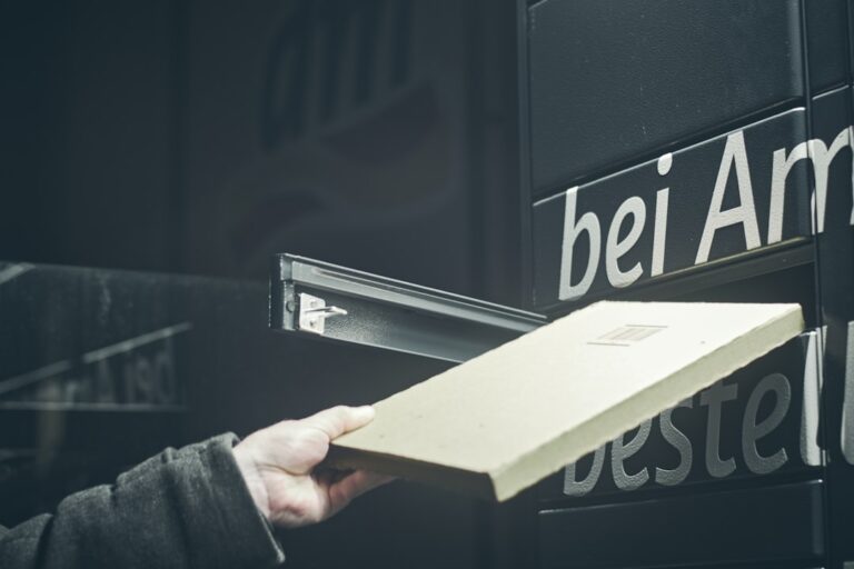 Elektroauto Wallbox mit Fehleranzeige und Werkzeug zur Fehlerbehebung am Ladekabel