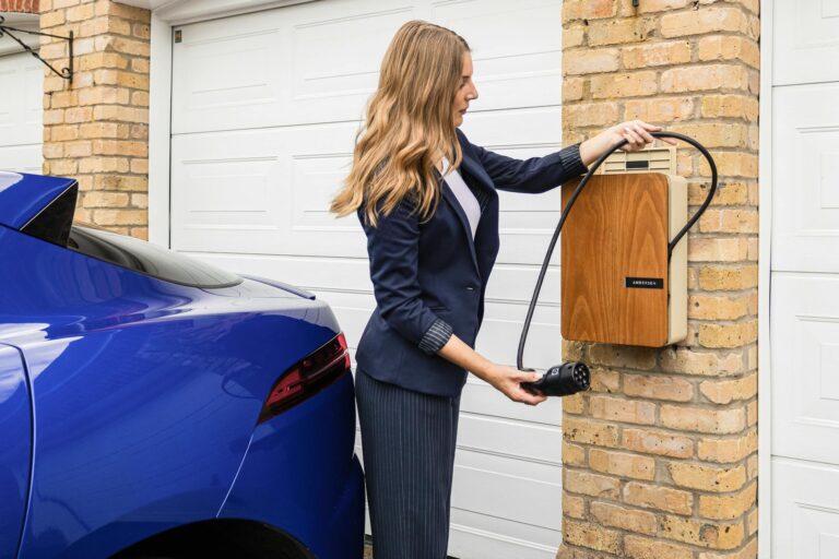 Wallbox lädt nicht richtig was tun bei häufigen Problemen und Störungen Wallbox lädt nicht und Fahrer prüft Stromversorgung und Ladekabel auf Probleme