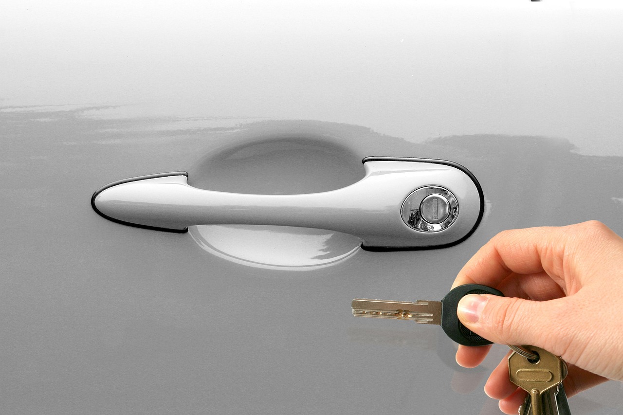 Moderne Wallbox an Hauswand für flexibles Elektromobilitäts-Leasing zuhause