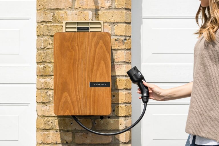 Elektroinstallateur montiert Wallbox für Elektroauto in moderner Garage