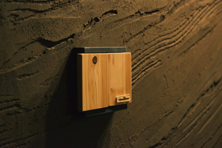 Wallbox mit ausgelöster Sicherung beim Laden von Elektroauto sichtbar