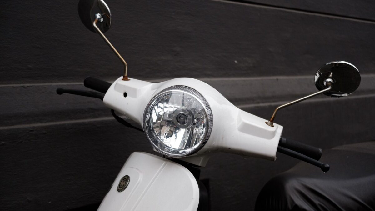 E-Scooter laden: Technik, Akkus und Alltag