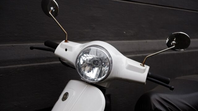 E-Scooter laden: Technik, Akkus und Alltag