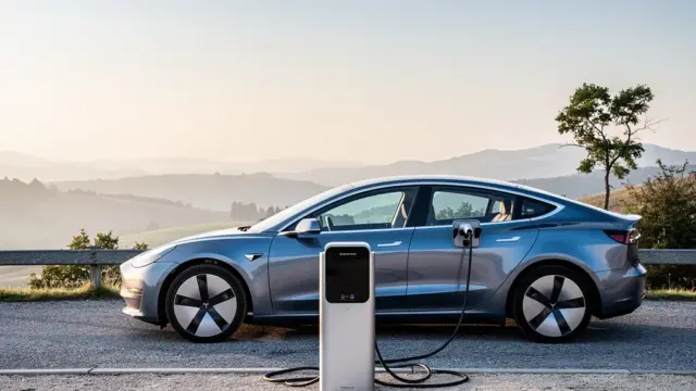 Mobile Lösungen für flexibles Laden von Elektrofahrzeugen unterwegs und zu Hause
