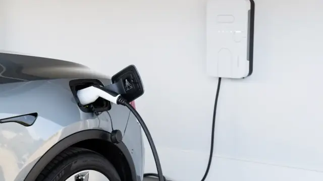 Detailaufnahme einer Wallbox während des Funktionstests zur Sicherstellung der Ladeeffizienz