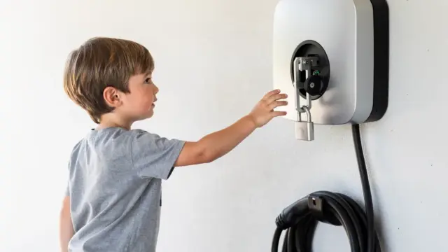 Wallbox mit Kindersicherung für mehr Sicherheit im Umgang mit Elektroautos