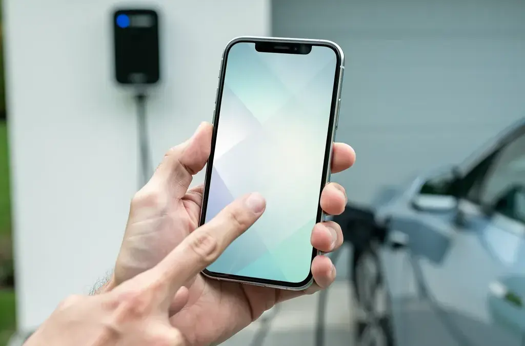 Bild zeigt Experten bei der Einrichtung des Wallbox Passwortschutzes für sicheren Ladevorgang