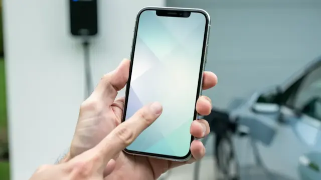 Bild zeigt Experten bei der Einrichtung des Wallbox Passwortschutzes für sicheren Ladevorgang